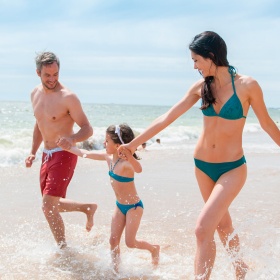 Familie am Strand in der Region Valencia