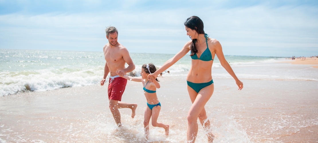 Familie am Strand in der Region Valencia Familie am Strand in der Region Valencia