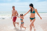 Familie am Strand in der Region Valencia