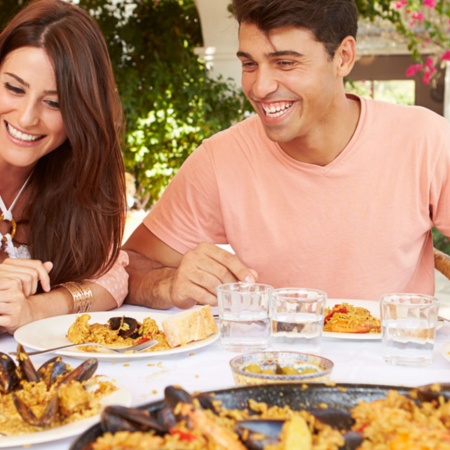 Turistas degustando uma paella em Valência, Comunidade Valenciana