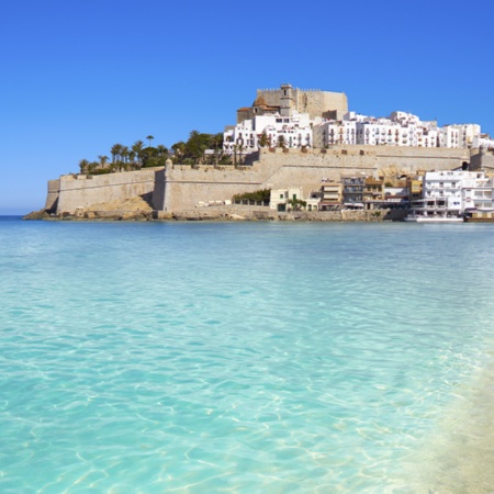 Praia e castelo de Peñíscola, em Castellón (Comunidade Valenciana)