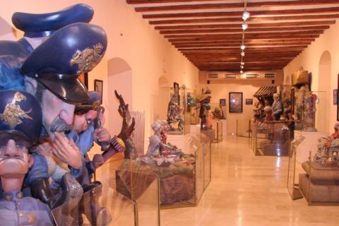 Sala do primeiro andar do Museu Fallero