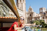 Tourist in der Nähe der Kathedrale in der Ciutat Vella von Valencia