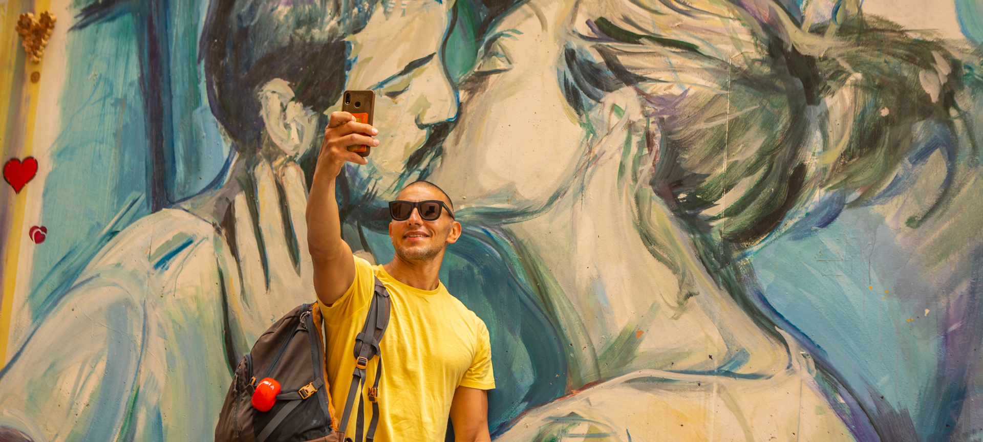 Touriste prenant un selfie devant un graffiti à Valence, Communauté valencienne