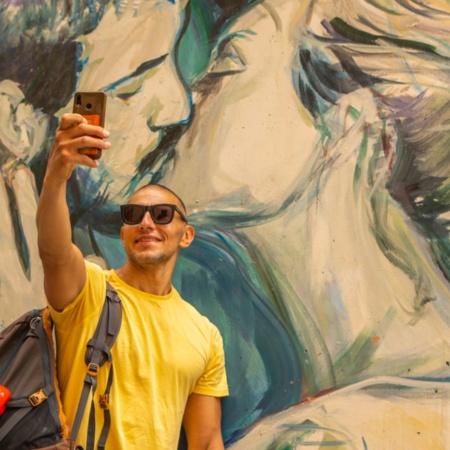 バレンシア州バレンシア市内での壁画でセルフィーを撮影する観光客