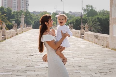 Famiglia che passeggia su un ponte a Valencia