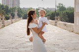 Famiglia che passeggia su un ponte a Valencia