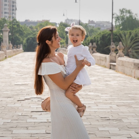 Familie auf einer Brücke in Valencia