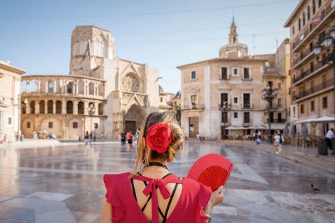Touriste sur la Plaza de la Virgen à Valence