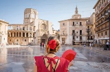 Turista in Plaza de la Virgen a Valencia