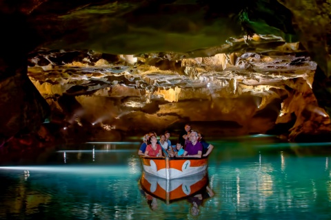 Turistas admirando as Grutas de San José de La Vall Dúixó em Castellón, Comunidade Valenciana