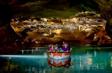 Turyści podziwiający jaskinie San José w La Vall D’Uixó, Castellón (Wspólnota Walencka)