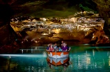 Des touristes regardent les grottes de San José de La Vall Dúixó à Castellón, Communauté valencienne