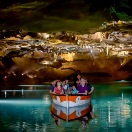 Turistas admirando as Grutas de San José de La Vall Dúixó em Castellón, Comunidade Valenciana