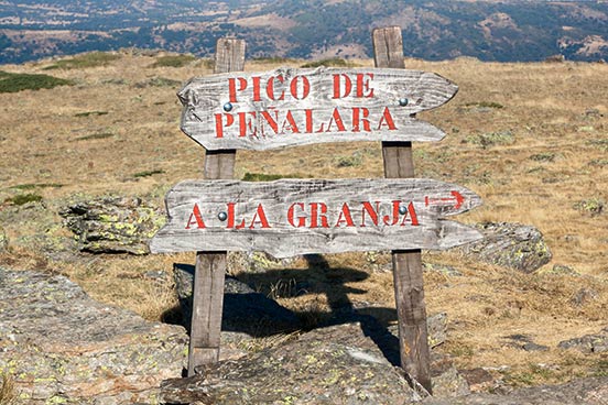 マドリードのグアダラマ国立公園のペニャララ山頂標識