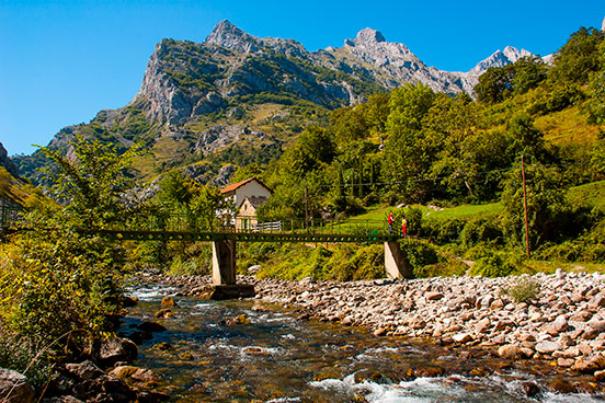 Rio Cares passando por Posada de Valdeón. Picos de Europa, Astúrias