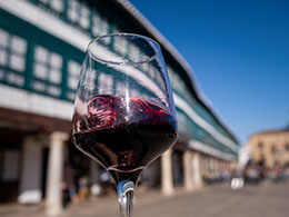 Glas Wein in Almagro, Kastilien-La Mancha Glas Wein in Almagro, Kastilien-La Mancha