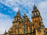 Widok na elewacje katedry w Santiago de Compostela