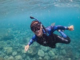 Turista che pratica snorkelling