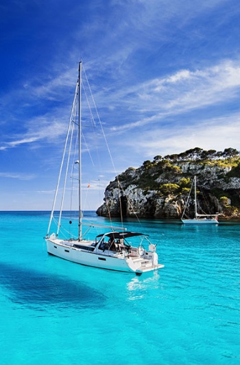 Velero en Menorca, Islas Baleares