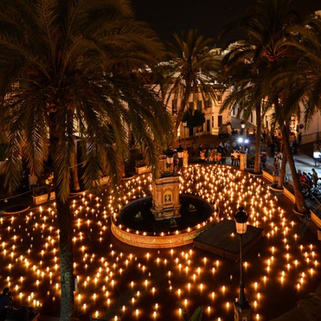 Noc przy świecach na placu w Vejer de la Frontera