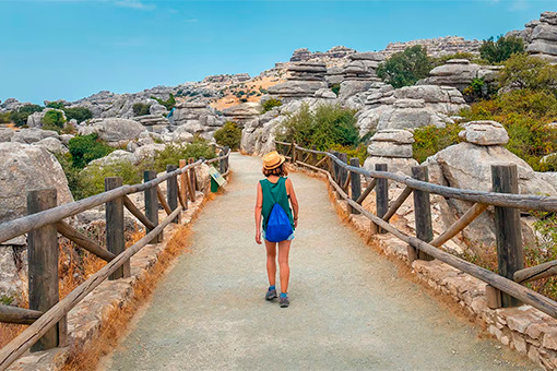 Turista em Torcal de Antequera em Málaga, Andaluzia