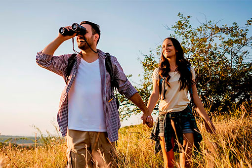 Turistas observando la naturaleza
