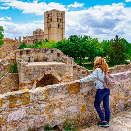Turista contemplando la Catedral de Zamora