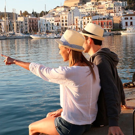 Pareja en el puerto de Ibiza