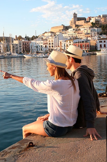 Paar am Hafen von Ibiza-Stadt
