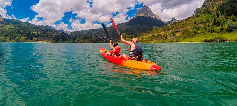Turista realizando una travesía en kayak en los Pirineos