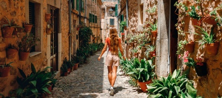 Jovem turista passeando pelas ruas de Valldemossa, em Maiorca