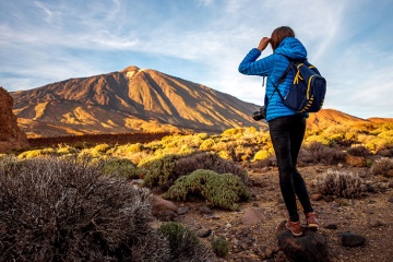  Praticante de trekking em frente do Teide na Ilha de Tenerife, Ilhas Canárias