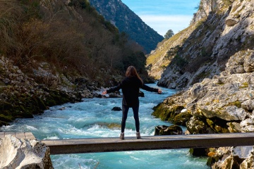 Praticante de trekking no rio Cares, Astúrias