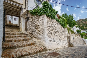 Une rue de Capileira, dans la région de La Alpujarra (province de Grenade, Andalousie)