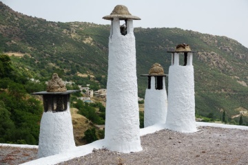 Typowe kominy w Capileira, w rejonie La Alpujarra (Grenada, Andaluzja)