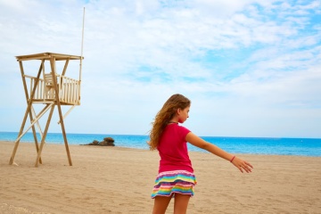 Una bambina sulla spiaggia di Mojácar, Almería, Andalusia