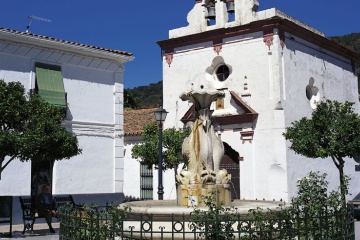 Praça da Constituição em Almonaster La Real (Huelva, Andaluzia)