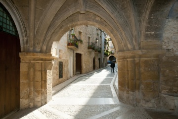 Una calle del centro de Calaceite (Teruel, Aragón)