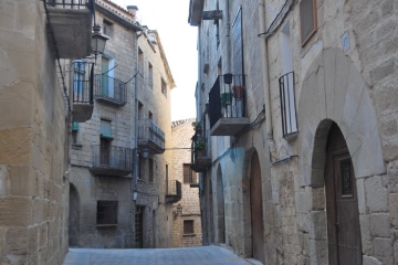 Una via del centro di Calaceite (Teruel, Aragona)