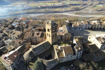 Drohnenaufnahme von Aínsa. Huesca