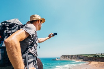  Pellegrino che scatta una fotografia lungo il Cammino del Nord