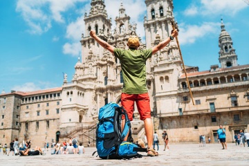  Pellegrino al suo arrivo a Santiago de Compostela davanti alla cattedrale