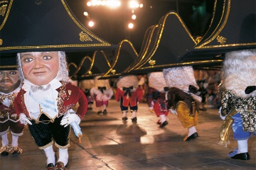 La tradicional Danza de los Enanos de las Fiestas lustrales de la bajada de la Virgen (Santa Cruz de la Palma, Islas Canarias)