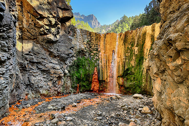 Bunter Wasserfall im Nationalpark Caldera de Taburiente auf La Palma, Kanarische Inseln Bunter Wasserfall im Nationalpark Caldera de Taburiente auf La Palma, Kanarische Inseln