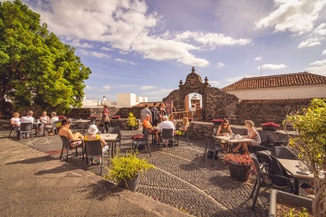 Ogródki restauracyjne w Santa Cruz de la Palma na wyspie La Palma, Wyspy Kanaryjskie
