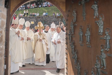 Открытие Пуэрта-дель-Пердон (ворот прощения) в юбилейный год монастыря Св. Торибио в Льебане, Кантабрия