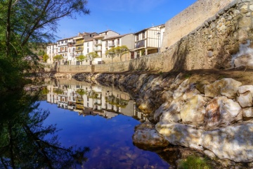 Der Fluss Arlazón im Verlauf durch Covarrubias (Burgos, Kastilien-León)