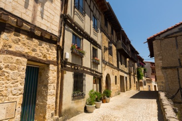 Straße in Frías, Burgos (Kastilien-León)