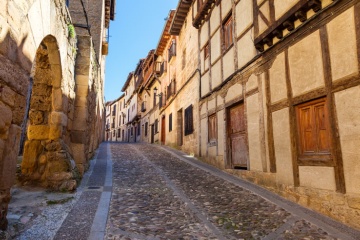 Straße in Frías, Burgos (Kastilien-León)